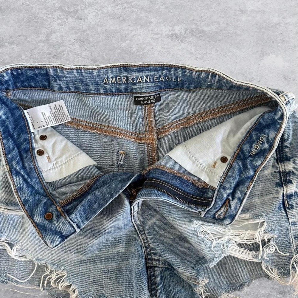American Eagle Tomgirl Distressed Denim Shorts Light Wash Frayed Hem Womens 4 - Picture 3 of 5